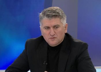 Gjekmarkaj si a.nal-ist: Policët që na g.oditën kishin akcent “lab”! Sandër Lleshajn e kam pas mik të ngushtë, si nuk njoha vallë që është kaq i lig… Hajde merru me mua po ta mbajti