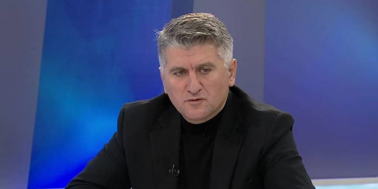Gjekmarkaj si a.nal-ist: Policët që na g.oditën kishin akcent “lab”! Sandër Lleshajn e kam pas mik të ngushtë, si nuk njoha vallë që është kaq i lig… Hajde merru me mua po ta mbajti