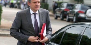 Ulja e pensioneve të ish-ministrave, enverizëm