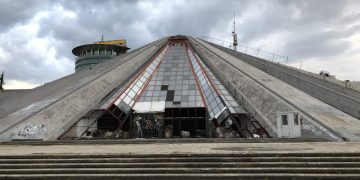 Detajet e pathëna: Çfarë do të ndërtonin Berisha dhe Basha tek Teatri Kombëtar?!