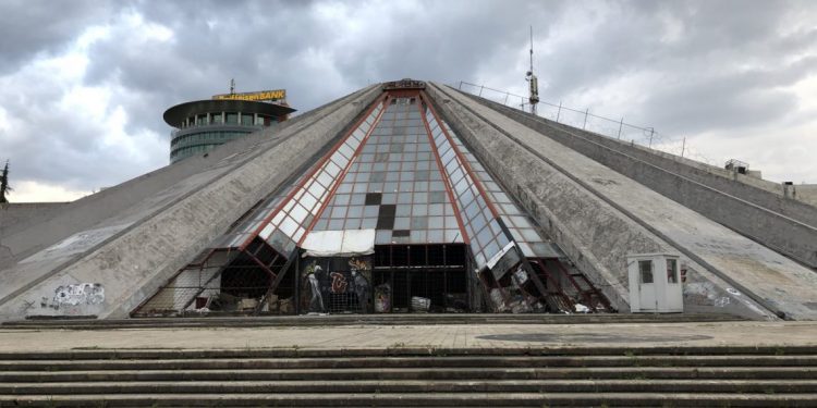 Detajet e pathëna: Çfarë do të ndërtonin Berisha dhe Basha tek Teatri Kombëtar?!
