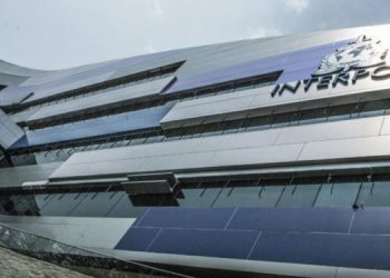 Interpoli: “Wanted” për gruan e diplomatit amerikan!