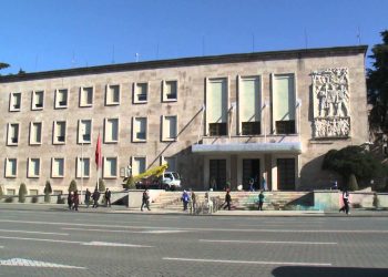 Blindohet Kryeministria! Ja çfarë po ndodh 1 orë para protestës