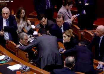 Lulzim Basha i “indinjuar”: Në Parlament janë mbledhur gjithë plehrat e kombit… mungojmë ne të parlamentit të rrugës