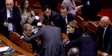 Lulzim Basha i “indinjuar”: Në Parlament janë mbledhur gjithë plehrat e kombit… mungojmë ne të parlamentit të rrugës