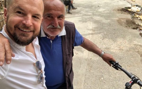 Alfred Lela gjen biçikletën që humbi tek Teatri: Ka njerëz të mirë ky vend, ja kush ma ktheu