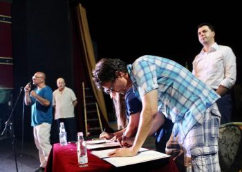 Më në fund komediani Lulzim Basha vendos të “interpretoi” për herë të parë sonte gjithë natën te Teatri Kombëtar