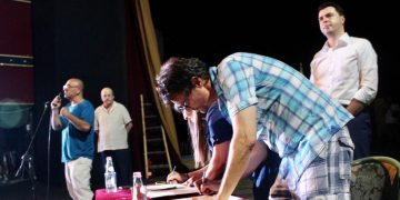 Më në fund komediani Lulzim Basha vendos të “interpretoi” për herë të parë sonte gjithë natën te Teatri Kombëtar