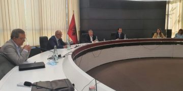 Debate të forta mes Gjiknurit dhe Vasilit, nderpritet mbledhja për reformën zgjedhore