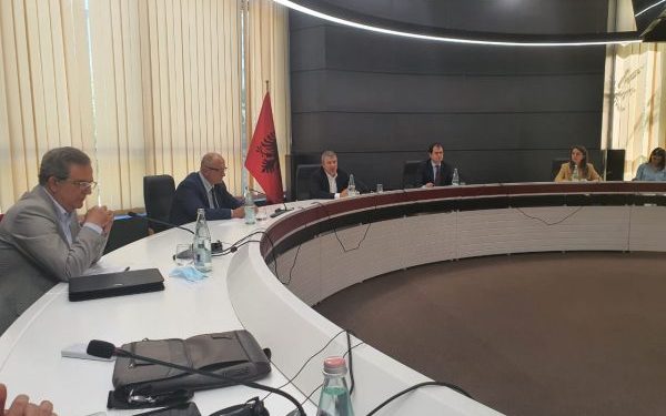 Debate të forta mes Gjiknurit dhe Vasilit, nderpritet mbledhja për reformën zgjedhore