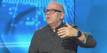 Kim Mehmet fyen shqiptarë me “matsin” e qytetarisë: Monika dhe Luli “përfaqësues të qytetarisë” në Shqipëri, luftëtar kundër barbarisë që përfaqësohet nga Rama!