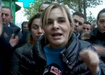 “Borizania” Monika Kryemadhi mbërrin te Teatri Kombëtar: Jam dezhurn, do qëndroj këtu! Kur të vijnë fadromat do lajmëroj L ulin dhe lularët e vetemëruar aktivistë