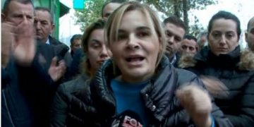 “Borizania” Monika Kryemadhi mbërrin te Teatri Kombëtar: Jam dezhurn, do qëndroj këtu! Kur të vijnë fadromat do lajmëroj L ulin dhe lularët e vetemëruar aktivistë