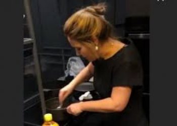 Kryemadhi “zbulon recetën” që shpëtoi shqiptarët nga koronavirusi: Jo karantina por mish, raki dhe hurdhra