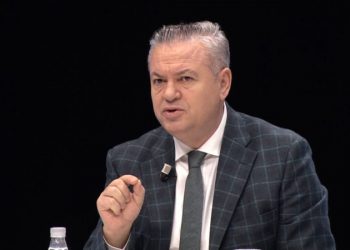 I detyruar t’i përgjigjem gazetës “Koha e palaçove” dhe padrinos Nikoll Lehësi