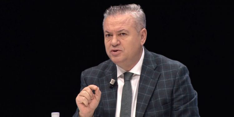 I detyruar t’i përgjigjem gazetës “Koha e palaçove” dhe padrinos Nikoll Lehësi