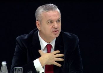 Murrizi tall Bashën dhe Kryemadhin: Aman kontrollloni mirë te Teatri se duhet të ketë dy trupa, që u ka kaluar rrota sipër se çfarë rrote nuk e di unë, po një rrotë u ka kaluar!