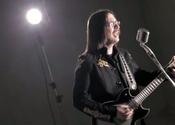 Kitaristi i “madh” i lagjes sikur të ishte Jimi Hendrix… Shpërthen ndaj ministres së Ramës: Mortja që s’të ha dhe nuk ju ha! Debila!