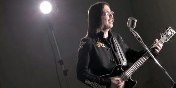 Kitaristi i “madh” i lagjes sikur të ishte Jimi Hendrix… Shpërthen ndaj ministres së Ramës: Mortja që s’të ha dhe nuk ju ha! Debila!