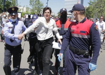 Mitingu në kohë pandemie, policia dhe idiotët në politikë, “elitë” e rrjete sociale. Media, mos i jepni zë këtyre hajvanëve