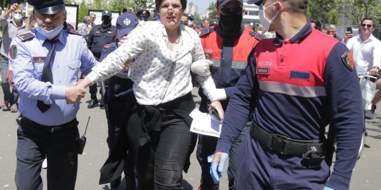 Mitingu në kohë pandemie, policia dhe idiotët në politikë, “elitë” e rrjete sociale. Media, mos i jepni zë këtyre hajvanëve