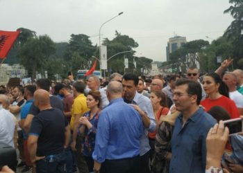 VIDEO/ Aktivisti i kujton 21 janarin, Basha duartroket, por i ikën fytyra