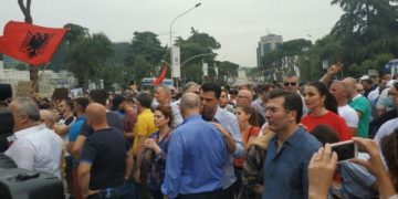 VIDEO/ Aktivisti i kujton 21 janarin, Basha duartroket, por i ikën fytyra