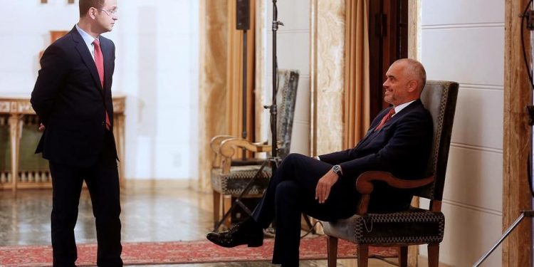 Sa mund të “ngjisë” në publik majtizmi sporadik i Ditmir Bushatit?!