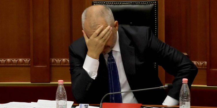 Qytetarët të çorientuar! “A lejohet të lëvizim brenda Tiranës me automjet privat pa autorizim?! Rama mohon apo harron çfarë ka njoftuar të shtunën!