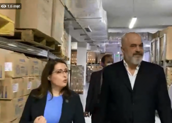 Rama ka vizituar depon e re të ilaçeve: Deri dje, ilacet shiteshin nëpër farmaci pranë QSUT sa frëngu pulën..