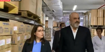 Rama ka vizituar depon e re të ilaçeve: Deri dje, ilacet shiteshin nëpër farmaci pranë QSUT sa frëngu pulën..