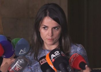 Rudina Hajdari, e acaruar pas mbledhjes së Këshillit Politik: Po mirë, a më thoni pse Lulzim Basha do ta mbajë Edi Ramën perandor? Refuzoi dhe SHBA-në