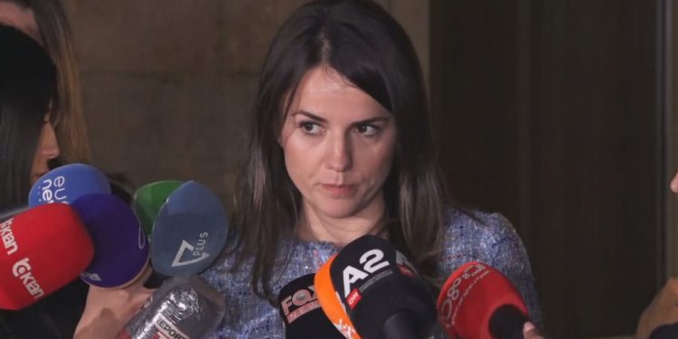 Rudina Hajdari, e acaruar pas mbledhjes së Këshillit Politik: Po mirë, a më thoni pse Lulzim Basha do ta mbajë Edi Ramën perandor? Refuzoi dhe SHBA-në