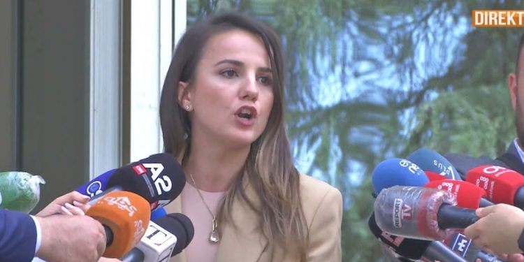 Irritohet Rudina Hajdari me Gjiknurin dhe Vasilin pas mbledhjes të Reformës Zgjedhore: “Ata ia shkelin syrin njëri-tjetrit”..