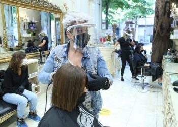 Të gjithë për t’u rregulluar! Mbushen parukeritë