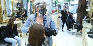 Të gjithë për t’u rregulluar! Mbushen parukeritë