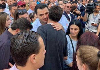 Neritan Liçaj mbaron fjalimin dhe shkon merr bekimin e Bashës: Bravo, na nderove!