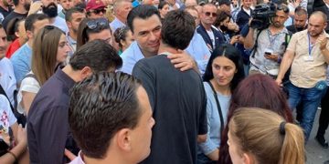 Neritan Liçaj mbaron fjalimin dhe shkon merr bekimin e Bashës: Bravo, na nderove!