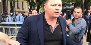 Fillon shembja e Teatrit Kombëtar! Lefter Maliqi dhe maliqët e tjerë bëjnë sehir por ama… thirrje për të rrëzuar qeverinë