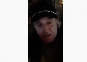 VIDEO/ Këngëtari Aleksandër Gjoka shan Ramën me libër shpie: Po ti qenke b*thq*r, o kokrra k*rvës