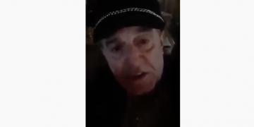 VIDEO/ Këngëtari Aleksandër Gjoka shan Ramën me libër shpie: Po ti qenke b*thq*r, o kokrra k*rvës