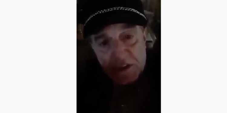 VIDEO/ Këngëtari Aleksandër Gjoka shan Ramën me libër shpie: Po ti qenke b*thq*r, o kokrra k*rvës