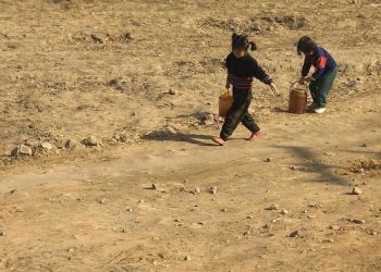 Kjo ndodh në Korenë e Veriut të Kim Jong UN : njerëz që hanë bar, fëmijë që flenë stolave… foto reale