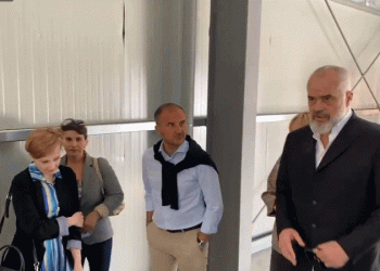 Kryeministri Edi Rama dhe ambasadori Luigi Soreca në një takim me fermerët në Lushnjë: “Shqipëria është në një fazë të re të thithjes të investimeve.”