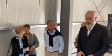 Kryeministri Edi Rama dhe ambasadori Luigi Soreca në një takim me fermerët në Lushnjë: “Shqipëria është në një fazë të re të thithjes të investimeve.”