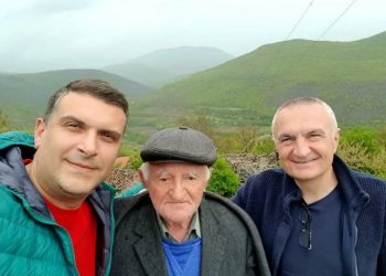 Meta stërmundohet për të takuar bashkëfshatarët e Tedit në Blush të Kolonjës!