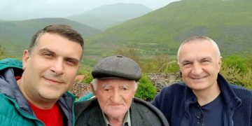 Meta stërmundohet për të takuar bashkëfshatarët e Tedit në Blush të Kolonjës!