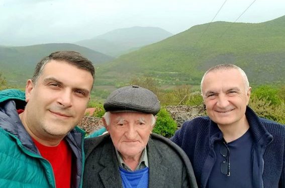 Meta stërmundohet për të takuar bashkëfshatarët e Tedit në Blush të Kolonjës!