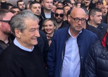 Mashtruesi Henze që PD e “shet” si këshilltar i Merkel sulmon ambasadoren Yuri Kim për shulakën që u dha sot armiqëve të Reformës në Drejtësi