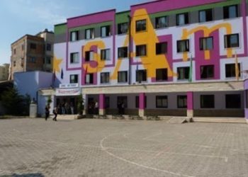 Gjimnazet rihapin dyert, 31 mijë maturantë rikthehen sot për 3 javë mësim